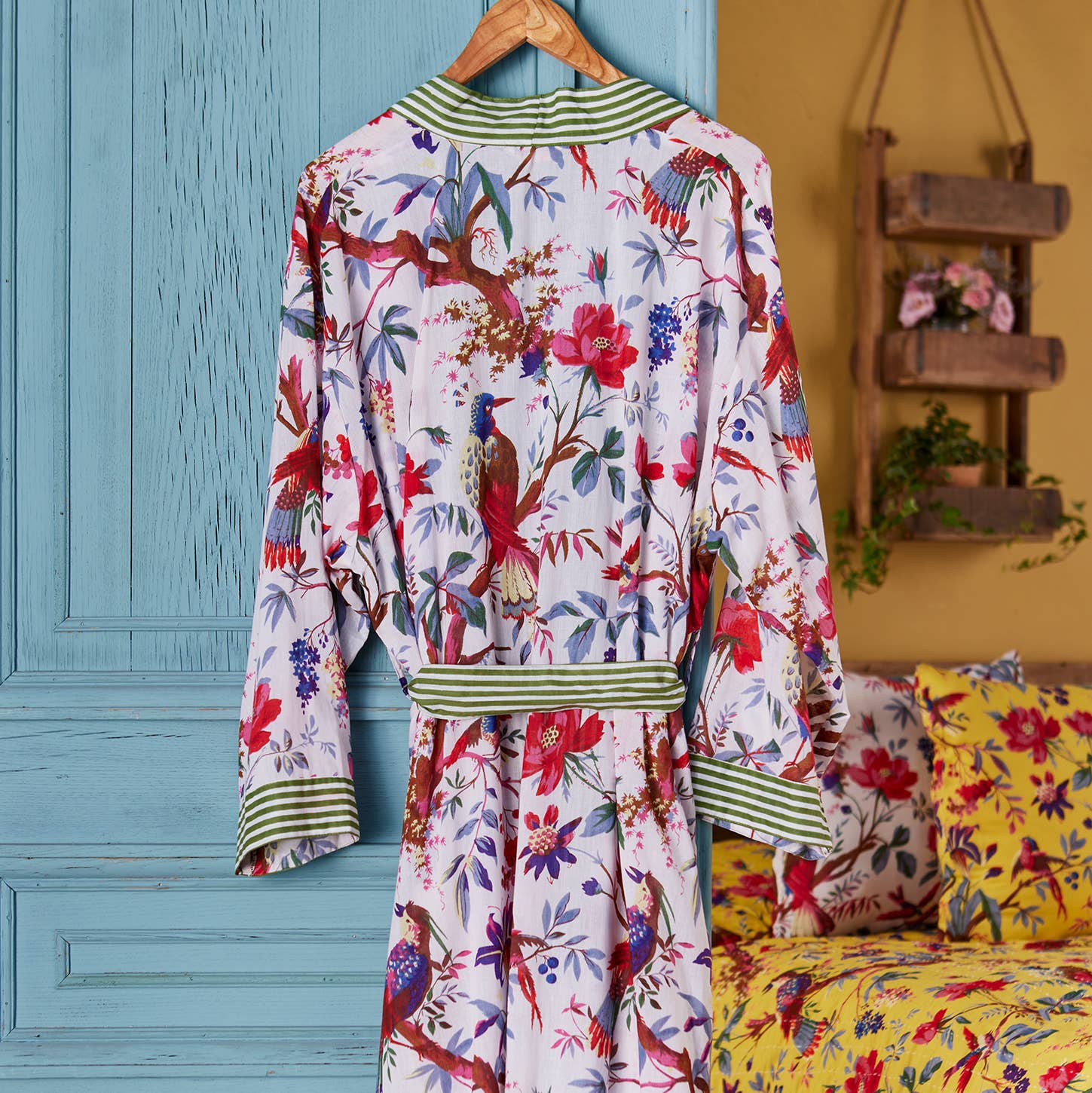 Bird of Paradise Dressing Gown - White S/M Nak Health and Beauty